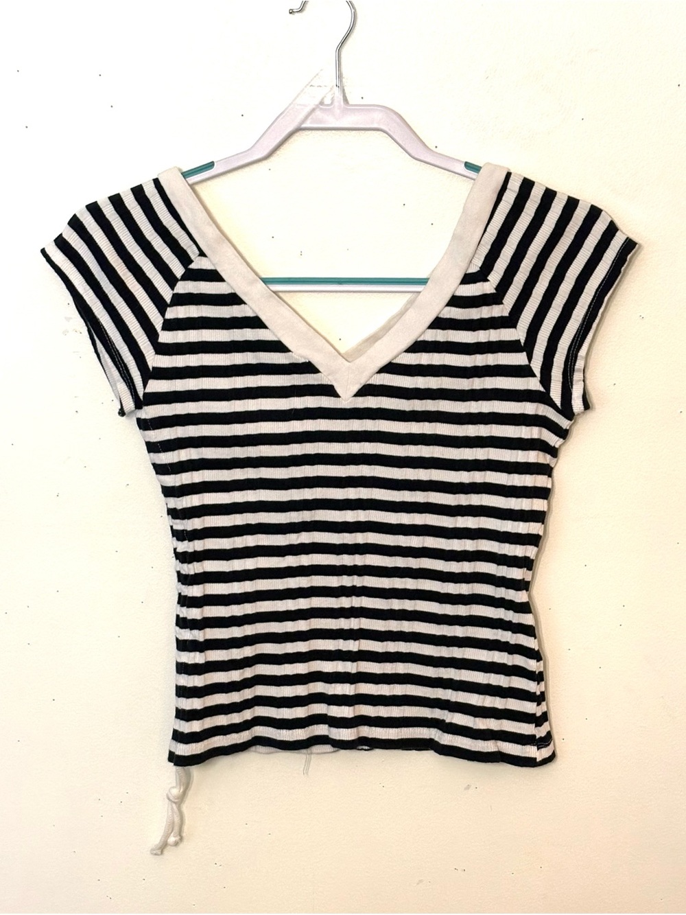 No Boundaries Black & White Striped V-Neck Short Sleeve Top. Size L(11-13). GUC.